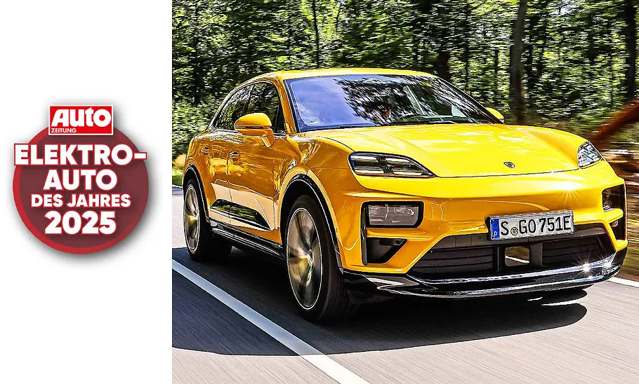 Blick von schräg vorne auf das fahrende E-Auto des Jahres 2025: Porsche Macan Turbo.
