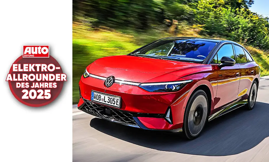 Blick von schräg vorne auf den fahrenden E-Allrounder des Jahres 2025: VW ID.7 GTX.