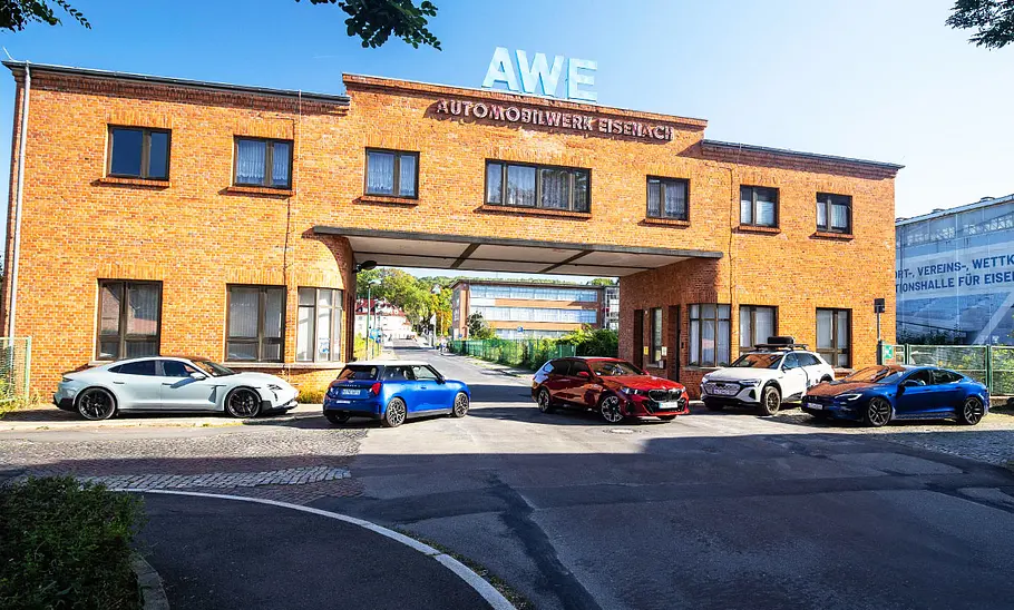 Kandidaten zum Elektroauto des Jahres 2024 vor den Produktionshallen von ehemals BMW und Wartburg.
