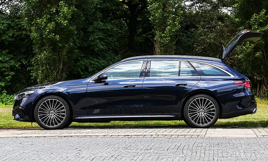 Mercedes E-Klasse T-Modell; Kombi; stehendes Auto; Außenansicht; Profilansicht