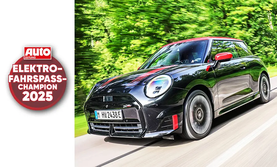Blick von schräg vorne auf den fahrenden Elektro-Fahrspaß-Champion des Jahres 2025: Mini Cooper JCW e.