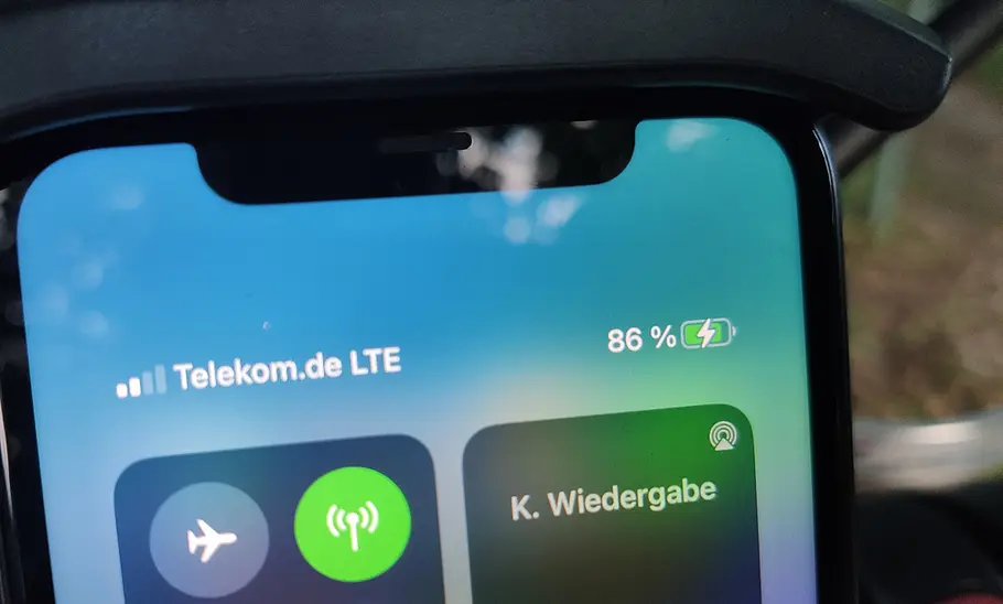 Detailansicht des iPhones im iMestou-Handyhalter mit Ladefunktion im Test.