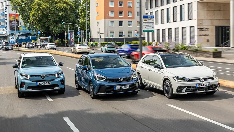 Citroën C3, Honda Jazz und VW Polo nebeneinander fahrend von schräg vorne rechts.