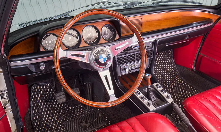 Der Innenraum des BMW 2800 CS.