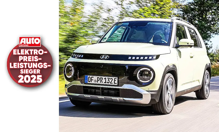 Blick von schräg vorne auf den fahrenden Elektro-Preis-Leistungs-Sieger 2025: Hyundai Inster.