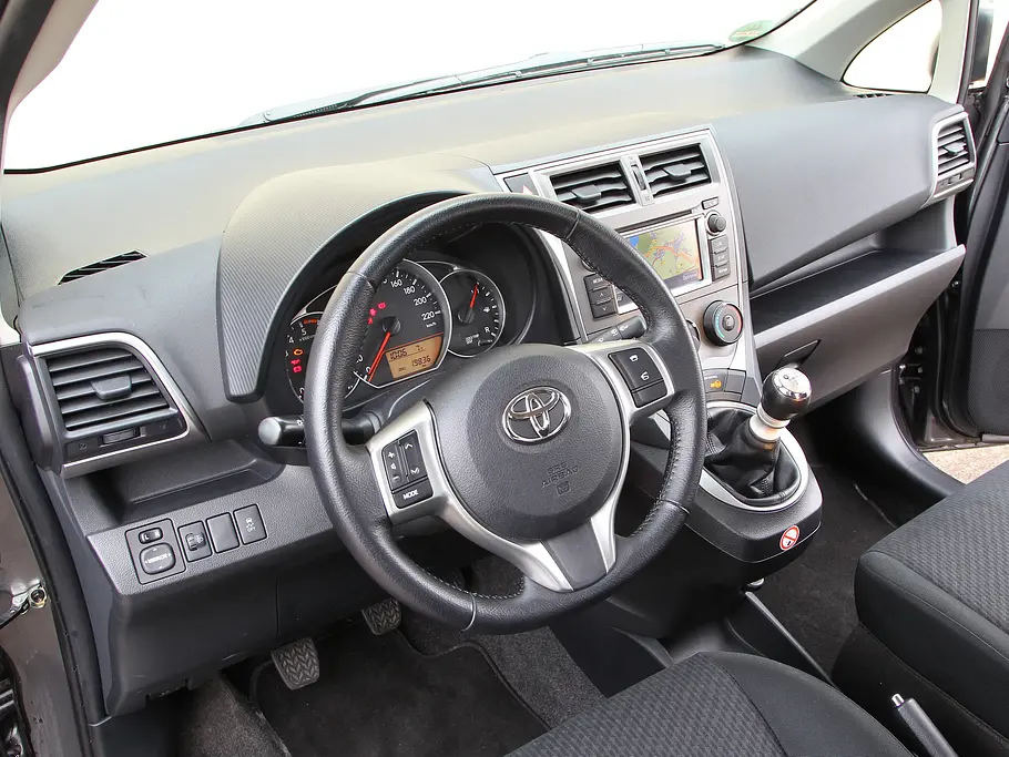 Vergleichstest Mini-Van Toyota Verso-S 1.4 D-4D Turbodiesel Vergleich Cockpit