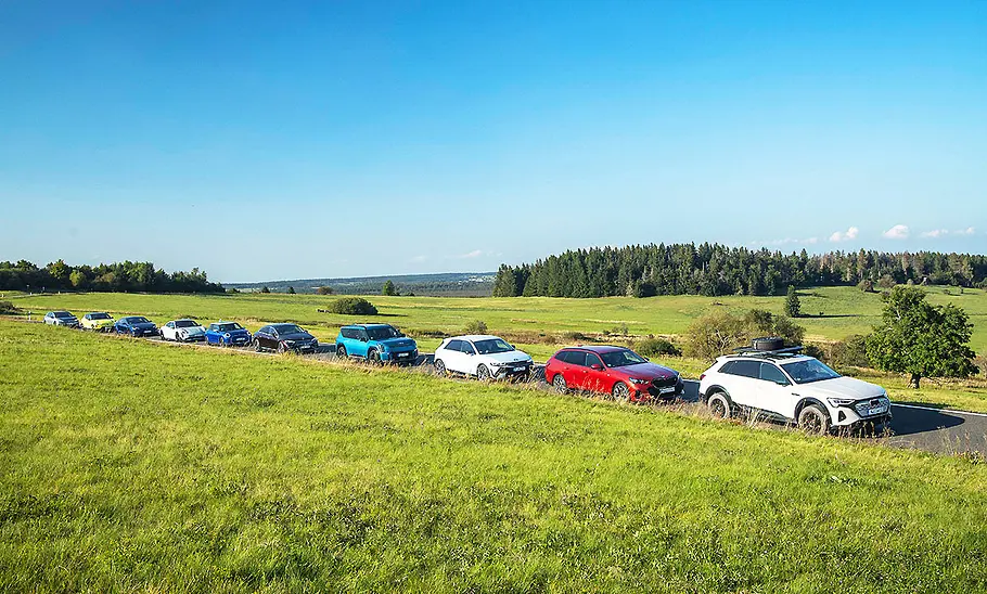 Alle Kandidaten des Elektroauto des Jahres 2024 auf der Landstraße.