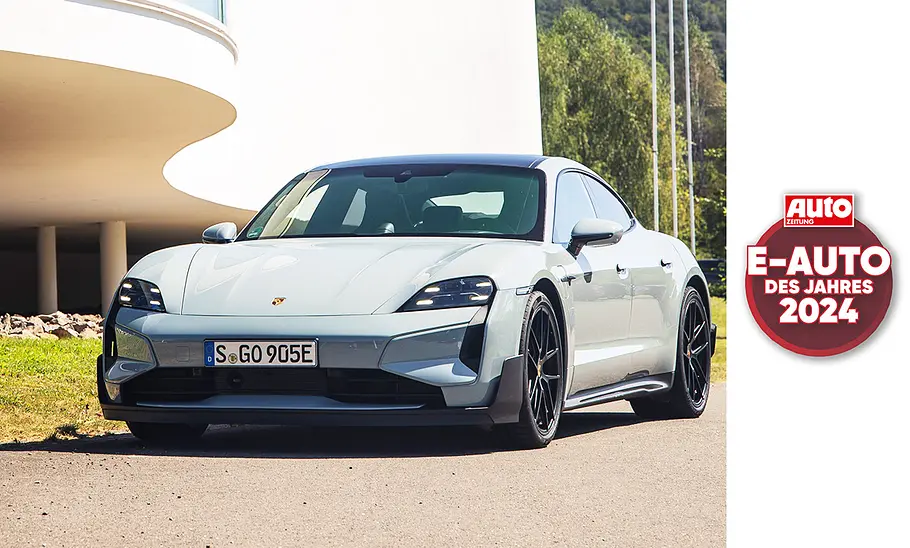 Der Porsche Taycan Turbo GT von schräg vorne fotografiert.