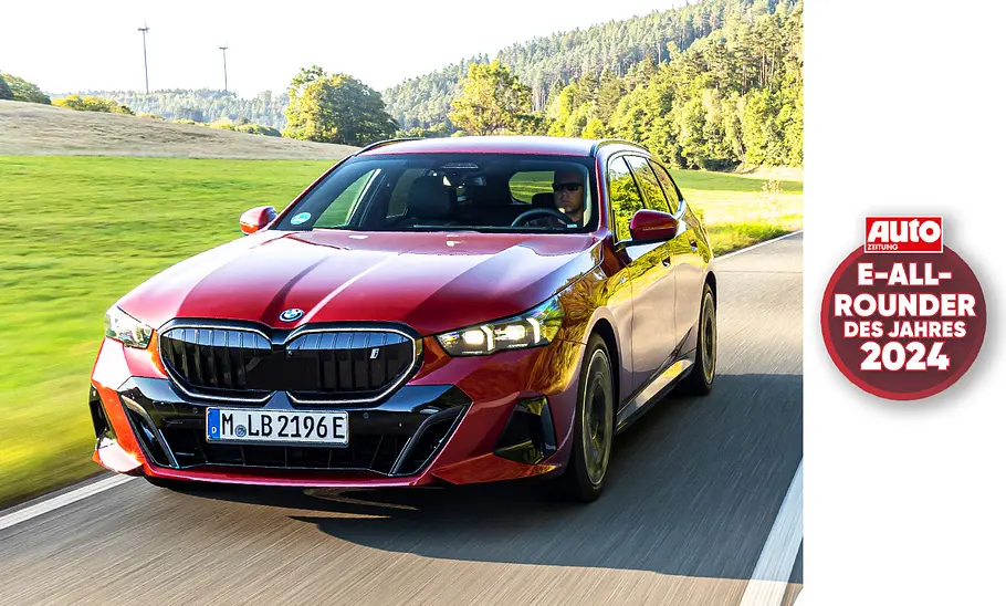 Der BMW i5 Touring von schräg vorne fotografiert.