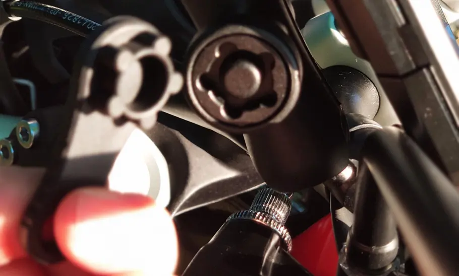 Detailansicht des Schlüssels, mit dem der Handyhalter iMestou M18-B im Test montiert wurde.