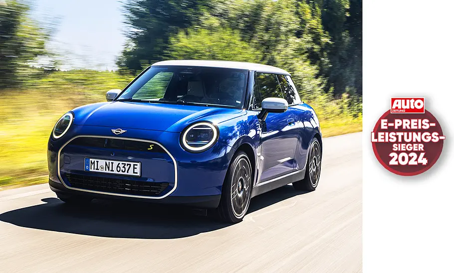 Der Mini Cooper SE von schräg vorne fotografiert.