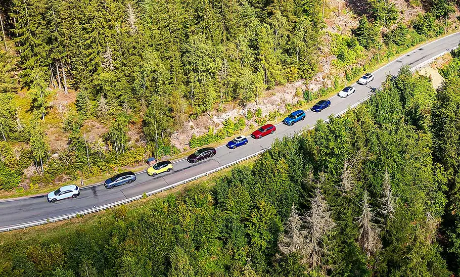 Luftbild aller Kandidaten für das Elektroauto des Jahres 2024.