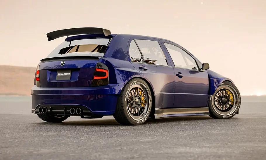Skoda Fabia Widebody Der Skoda Fabia Widebody steht auf einem asphaltierten Platz und wurde von hinten schräg fotografiert.