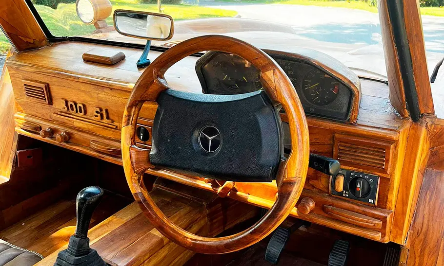 Mercedes Benz 300 SL aus Holz Der Innenraum des Mercedes Benz 300 SL aus Holz.