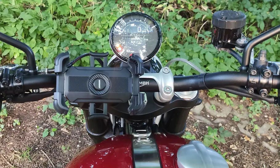 Handyhalter Joyroom JR-ZS398 im Test, am Lenker fotografiert ohne Handy.
