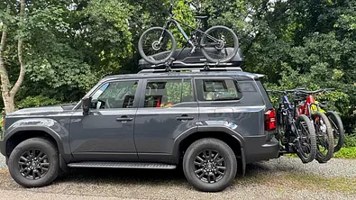 Der Toyota Land Cruiser im Dauertest: Das Bild zeigt das Fahrzeug mit Dachbox, Fahrradträger auf dem Dach und der Anhängerkupplung. - Foto: Team AUTO ZEITUNG Der Toyota Land Cruiser im Dauertest: Das Bild zeigt das Fahrzeug mit Dachbox, Fahrradträger auf dem Dach und der Anhängerkupplung. - Foto: Team AUTO ZEITUNG