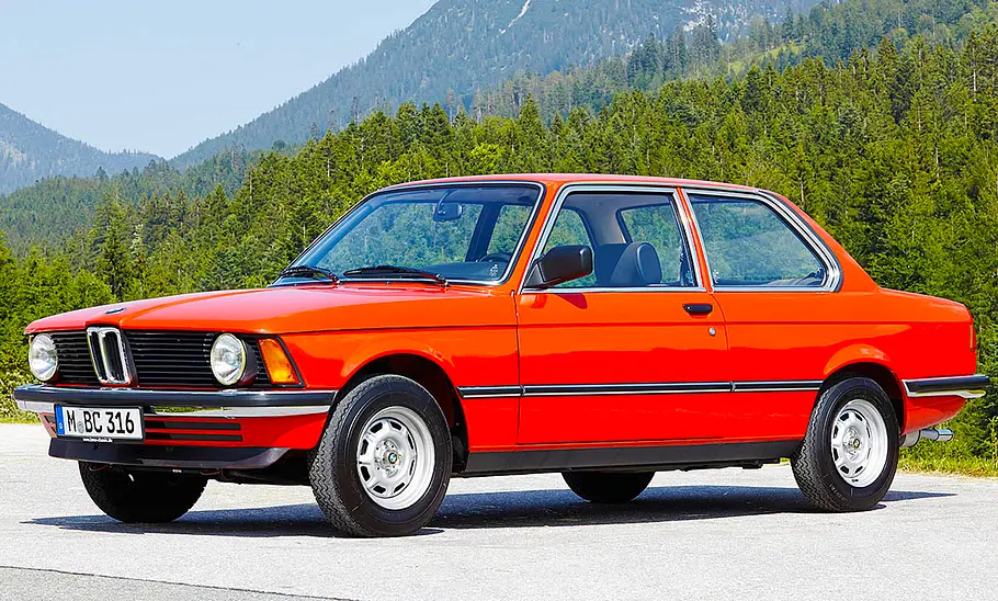 Der BMW E21 (1975-1983) statisch von schräg vorne fotografiert.