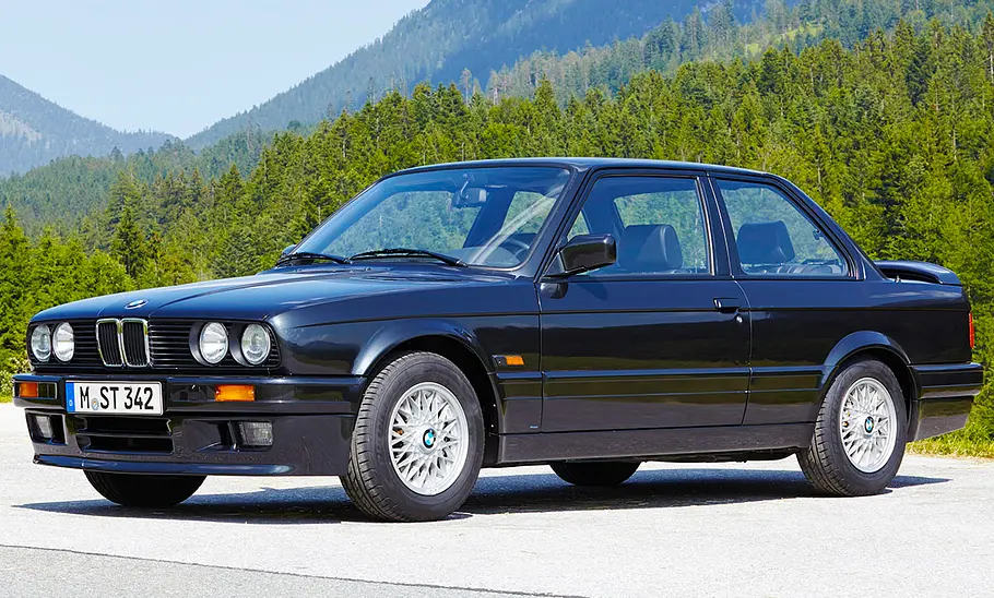 Der BMW E30 (1982-1994) statisch von schräg vorne fotografiert.