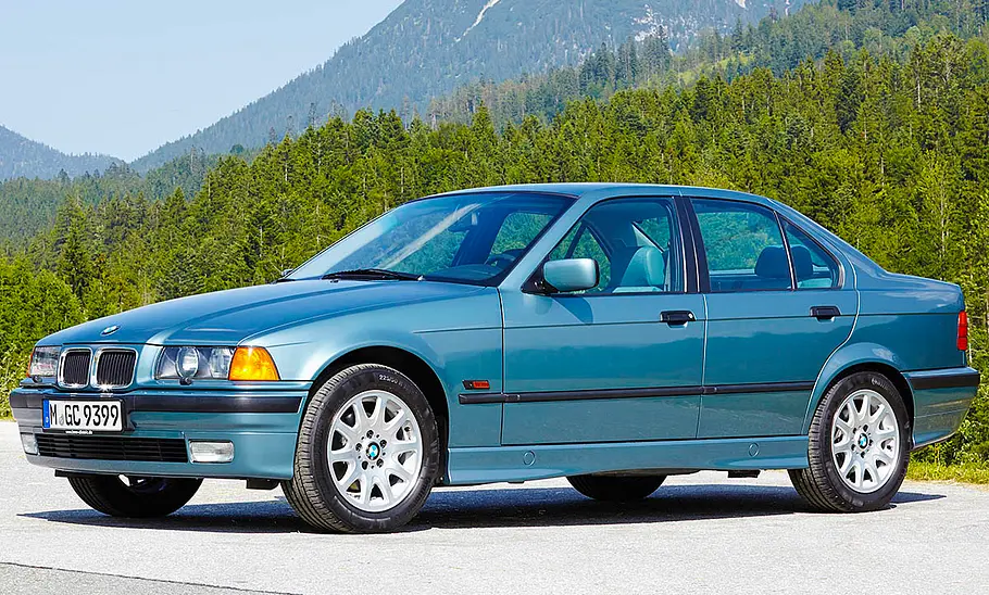 Der BMW E36 (1990-2000) statisch von schräg vorne fotografiert.