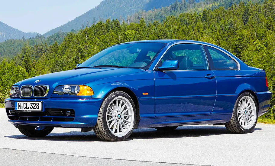 Der BMW E46 (1998-2007) statisch von schräg vorne fotografiert.