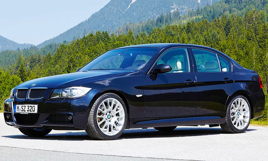 Der BMW E90 (2005-2013) statisch von schräg vorne fotografiert.