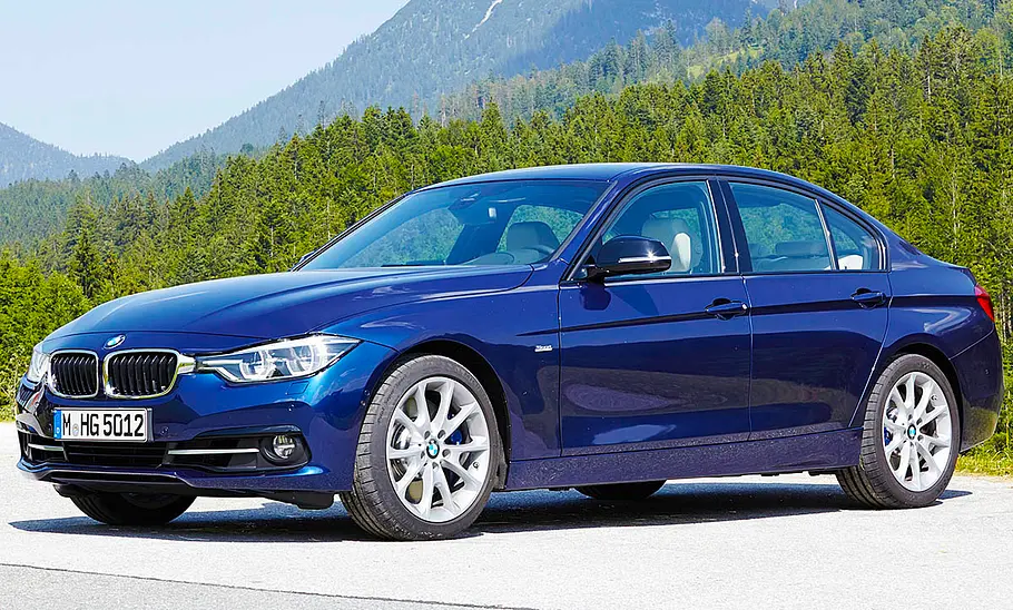 Der BMW F30 (2011-2019) statisch von schräg vorne fotografiert.