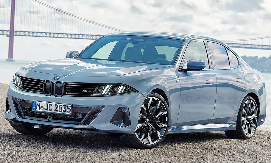 Der BMW G50 Neue Klasse statisch von schräg vorne fotografiert.