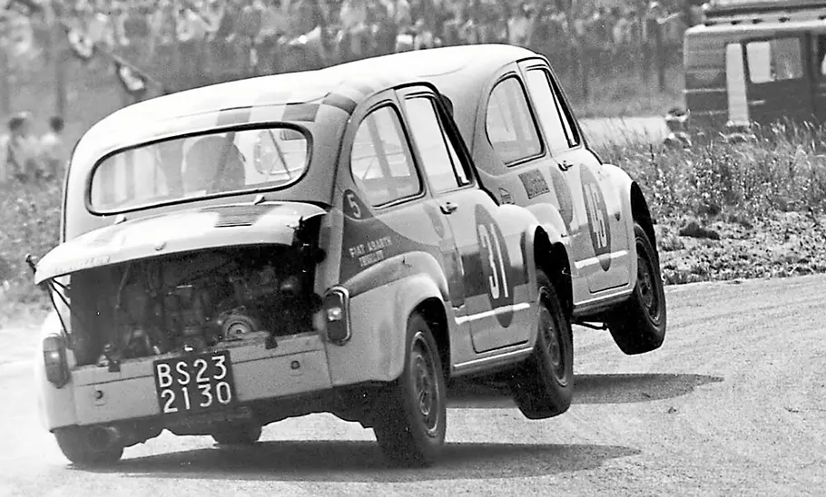 Abarth 1000 TC Heckansicht fahrend
