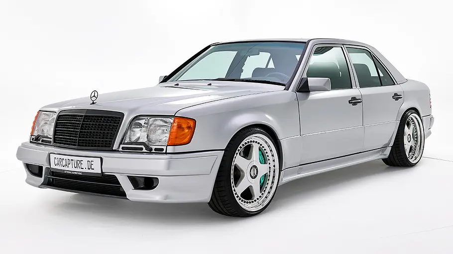 Blick von schräg vorne auf den Mercedes 500 E V12 von Stern Garage.