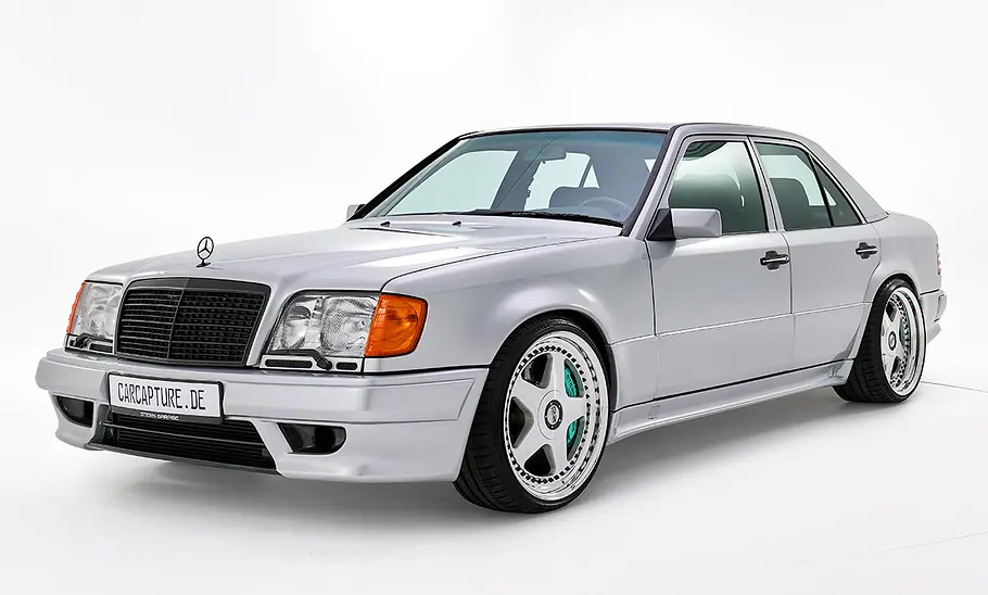 Blick von schräg vorne auf den Mercedes 500 E V12 von Stern Garage.
