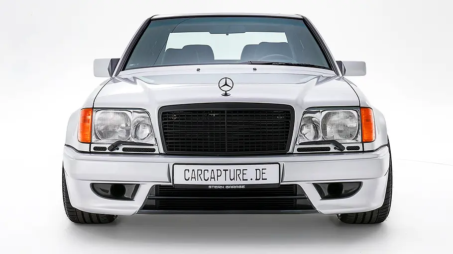 Blick von vorne auf den Mercedes 500 E V12 von Stern Garage.