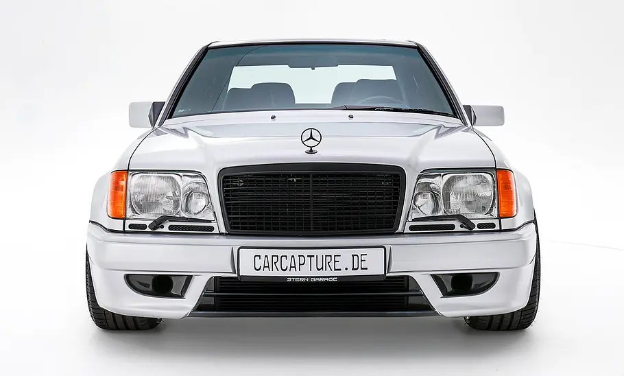 Blick von  vorne auf den Mercedes 500 E V12 von Stern Garage.