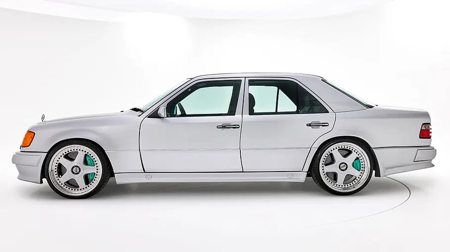 Blick von der Seite auf den Mercedes 500 E V12 von Stern Garage.