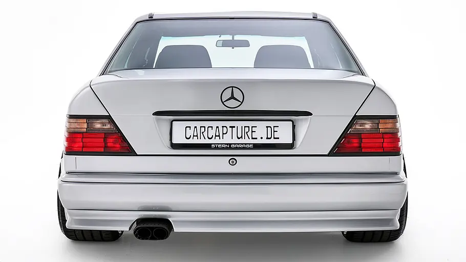 Blick von hinten auf den Mercedes 500 E V12 von Stern Garage.