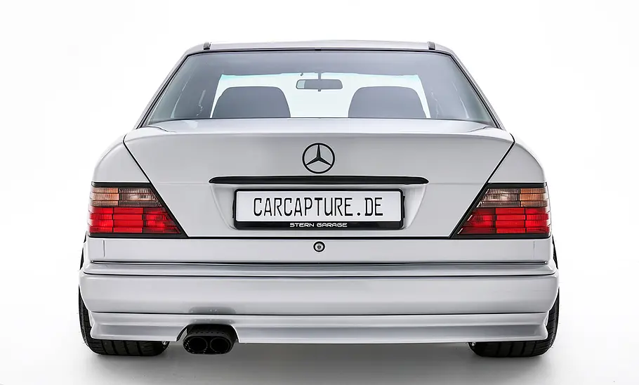 Blick von hinten auf den Mercedes 500 E V12 von Stern Garage.
