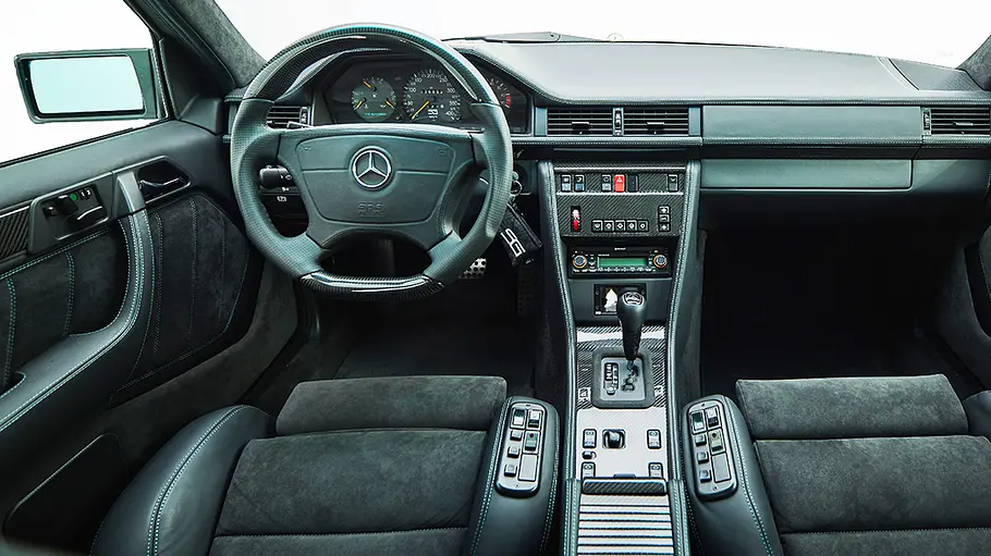 Blick in den Innenraum des Mercedes 500 E V12 von Stern Garage.
