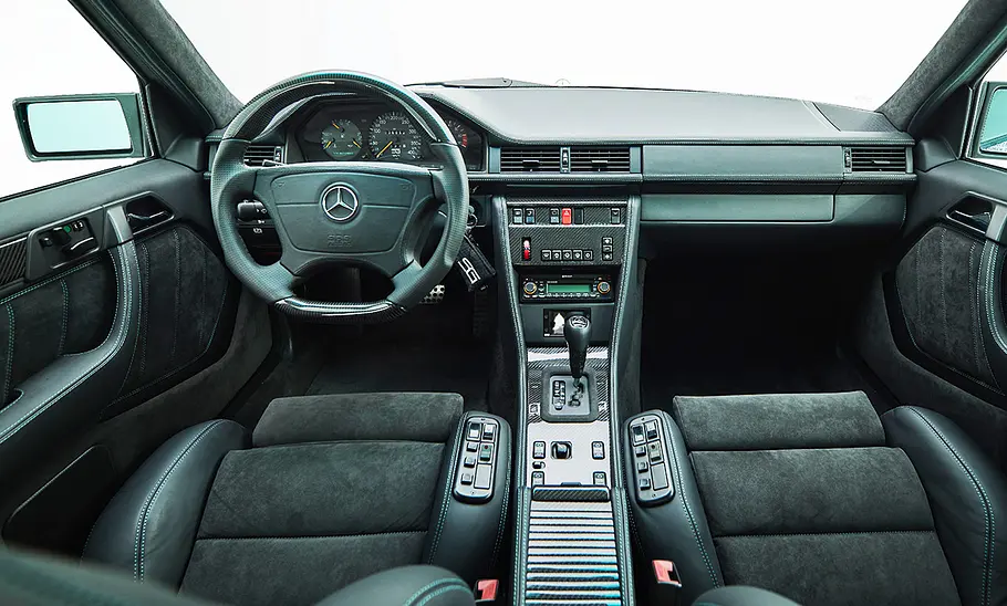 Blick in den Innenraum des Mercedes 500 E V12 von Stern Garage.