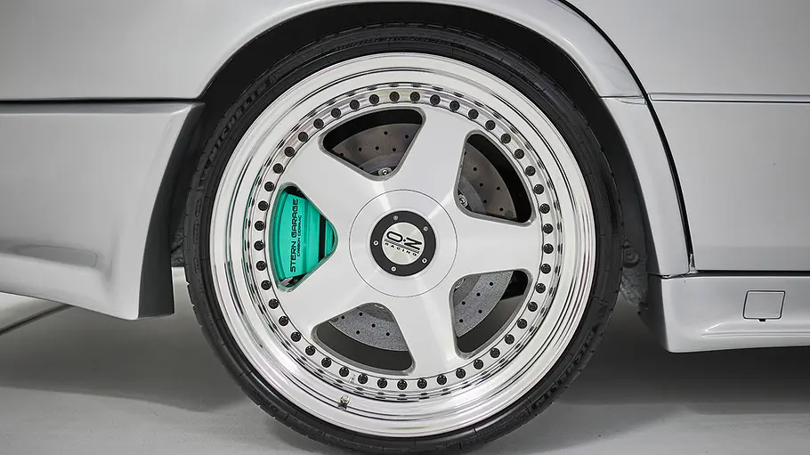 Blick auf die Räder des Mercedes 500 E V12 von Stern Garage.