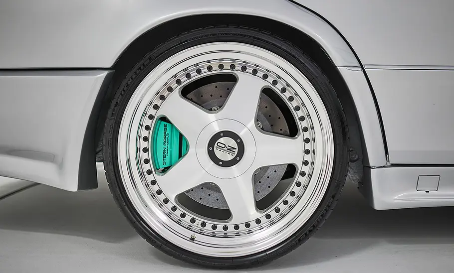 Blick auf die Räder des Mercedes 500 E V12 von Stern Garage.