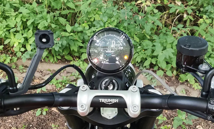 Waccet Handyhalterung fürs Motorrad im Test, am Rückspiegel fotografiert ohne Tasche.