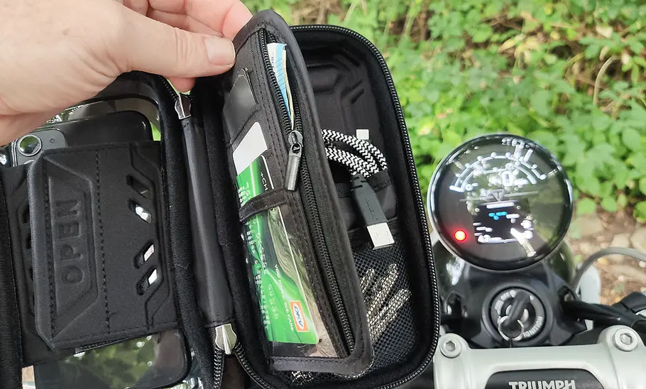 Waccet Handyhalter fürs Motorrad im Test, am Rückspiegel fotografiert mit Tasche, Handy, Karten Schlüsselbund und Ladekabel.