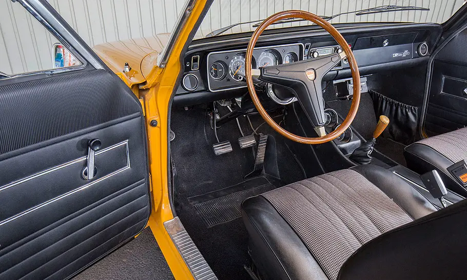 Der Innenraum des Ford 20M RS Coupé (P7b).