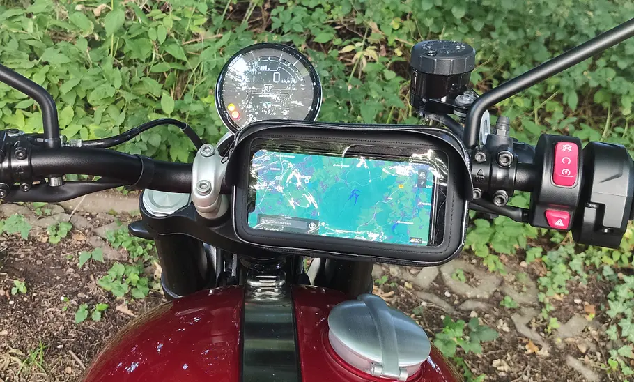Turnaroundtech Handyhalter fürs Motorrad im Test, fotografiert am Lenker mit Handy.