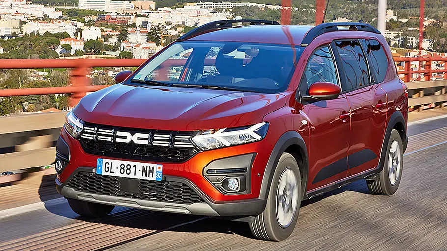 Dacia Jogger Der Dacia Jogger fährt über eine Brücke, von vorne links fotografiert.