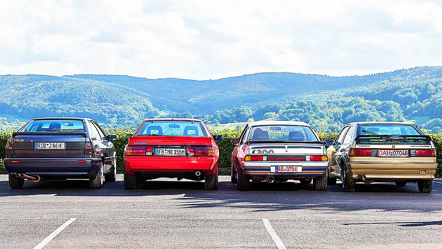 Audi Coupé/Mitsubishi Starion/Opel Manta/VW Scirocco Opel Manta, Mitsubishi Starion, Audi Coupé und VW Scirocco stehend von hinten