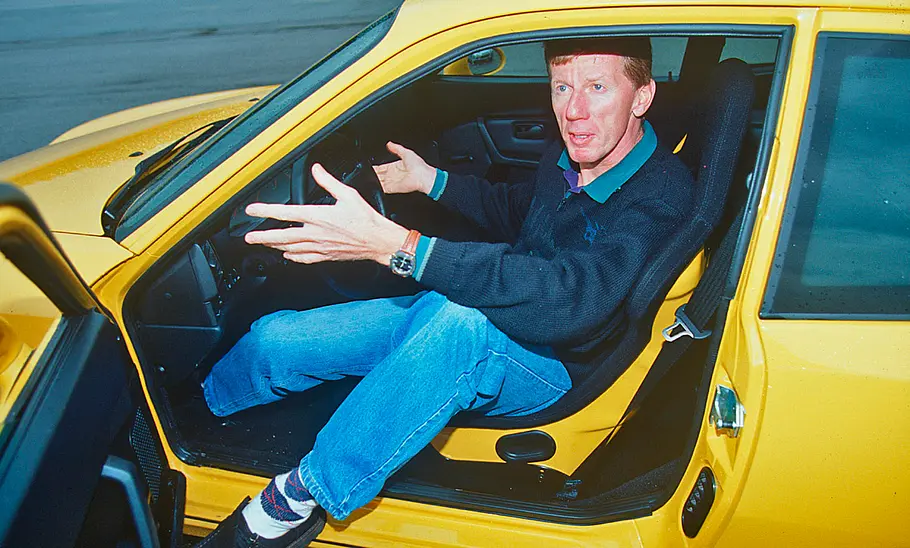 Porsche 968 CS Walter Röhrl sitzt im Porsche 968 CS.