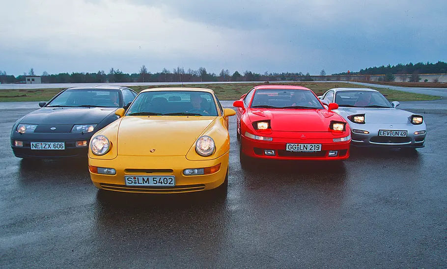 Nissan 300ZX/Porsche 968 CS/Mitsubishi 3000 GT/Mazda RX-7 Nissan 300ZX/Porsche 968 CS/Mitsubishi 3000 GT/Mazda RX-7 statisch von vorne fotografiert.