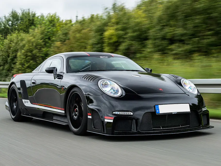 Blick von schräg vorne auf den fahrenden Porsche 9ff GT9 V-Max.