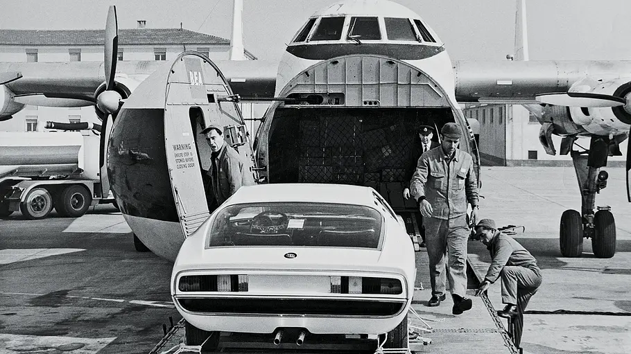 Alfa Romeo Montreal Alfa Romeo Montreal Studie wird in ein Flugzeug verladen.
