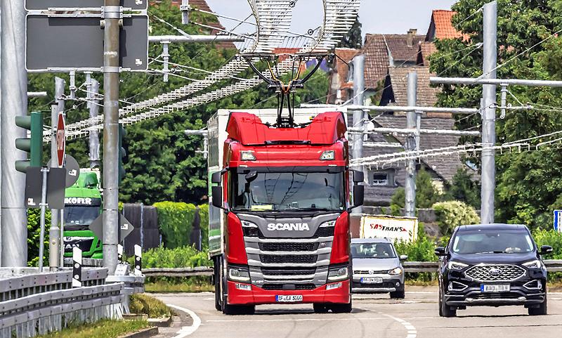 DHL mit Oberleitungs-Lkw auf der A1